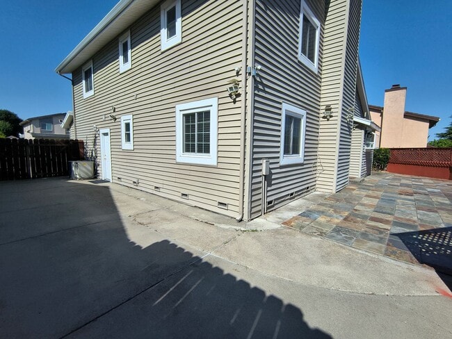 Building Photo - Beautiful and Spacious Two Story 4 Bed/3 Bath Home For Rent In Hercules!!!