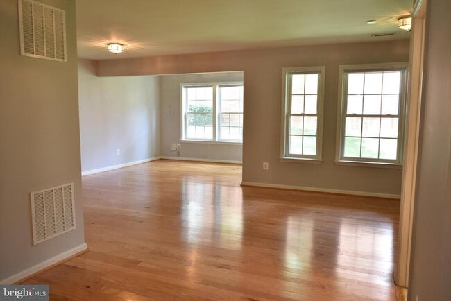 Building Photo - 20387 Fallsway Terrace