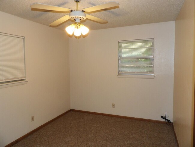 Building Photo - 1610 NW Black Mesa Dr