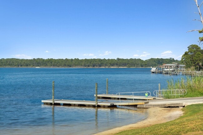 Building Photo - 712 Landing Cir