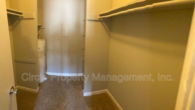 Building Photo - 2021 Highridge Dr SW