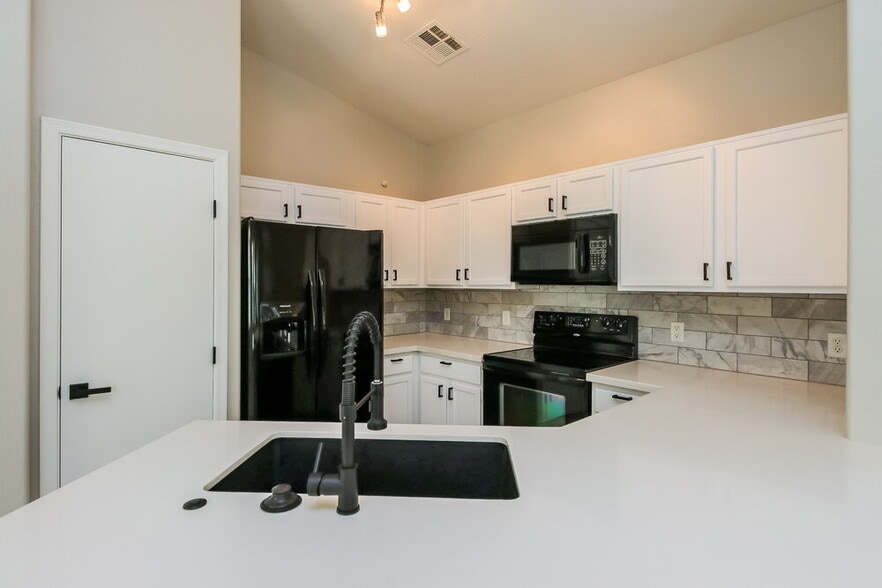 Building Photo - 9233 E Neville Ave