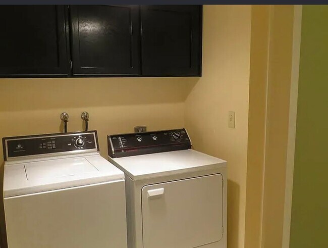 Building Photo - Santa Cruz Townhome Near UCSC! $500 off 1st month!