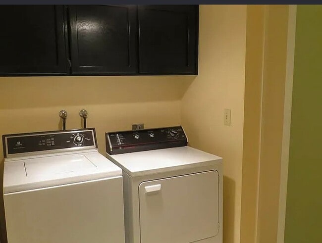 Building Photo - Santa Cruz Townhome Near UCSC!