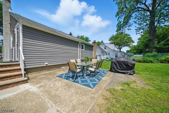 Building Photo - 22 Beaver Brook Ln