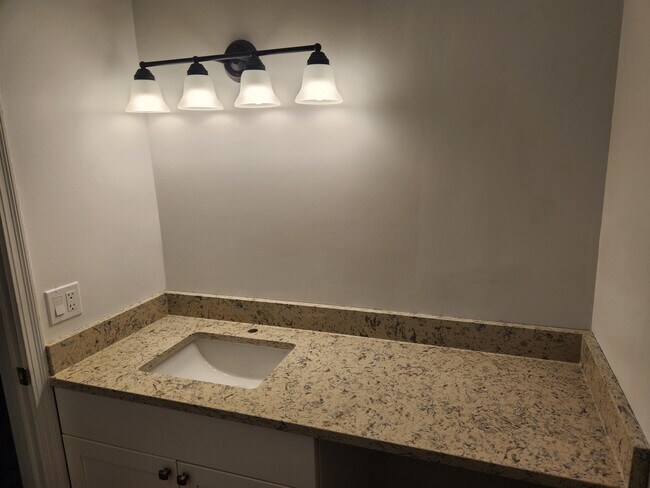 Building Photo - 956 Ravine Dr