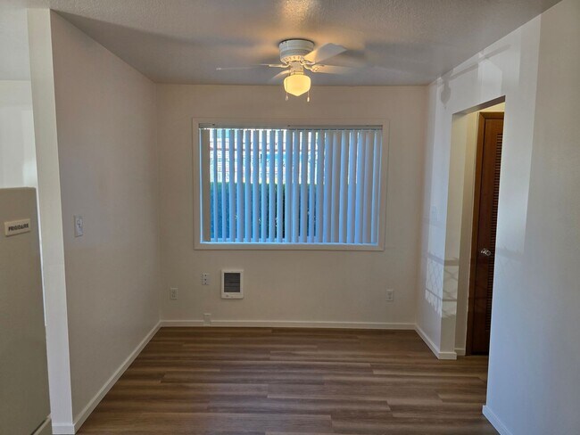 Building Photo - *!*!* Ground Floor Pet Friendly 1 Bedroom ...