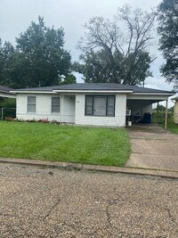 Building Photo - 396 Sunset Dr