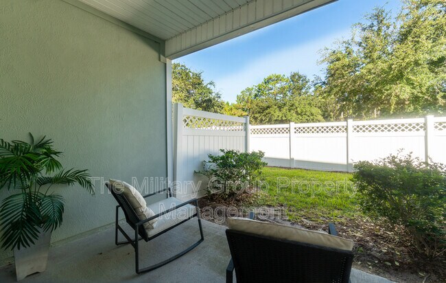 Building Photo - 425 Running Wds St