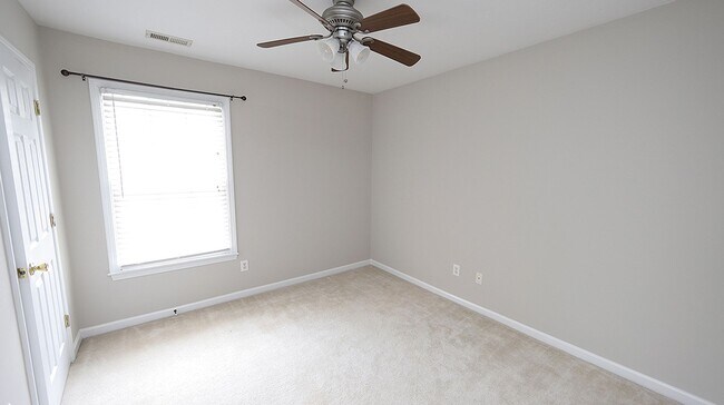 Building Photo - 4 Bedroom Home in desirable Grove Park Com...