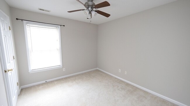 Building Photo - 4 Bedroom Home in desirable Grove Park Community