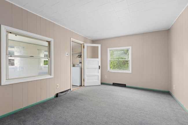 Building Photo - 104 Smithtown Rd