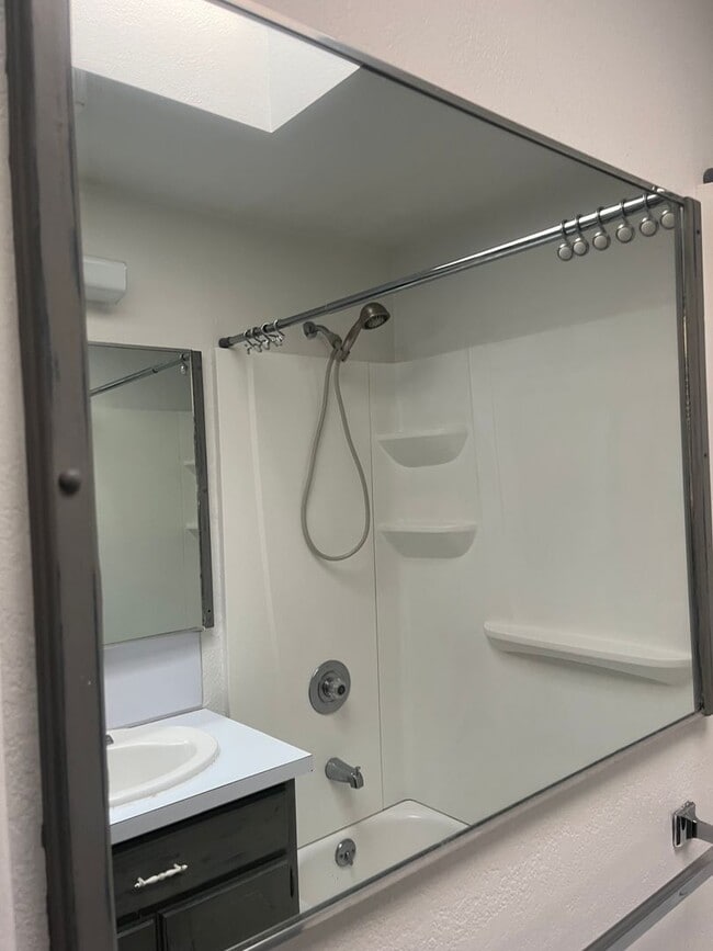 Building Photo - Nice 2 bedroom, 1 bath with yard.