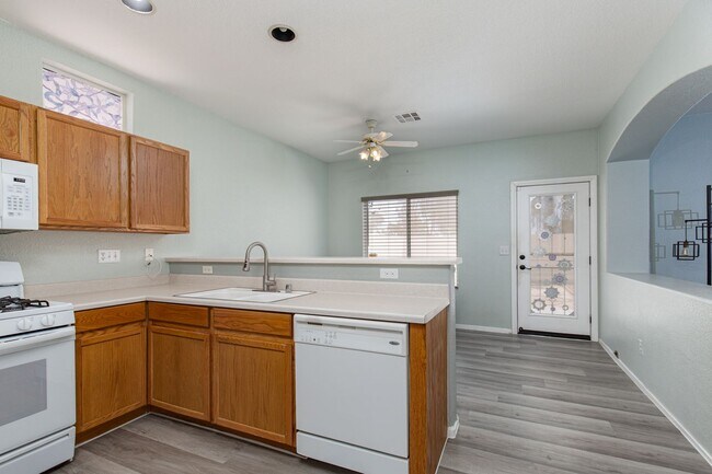 Building Photo - 3 bedroom home located near 215 Freeway and shopping.