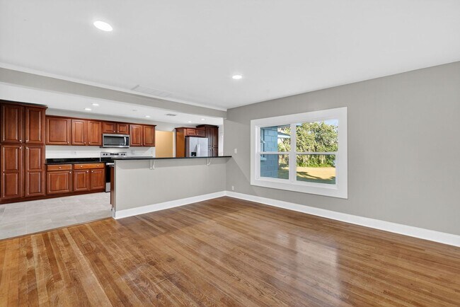 Building Photo - Lakefront 4-Bedroom Home for Rent in Beautiful Umatilla, FL