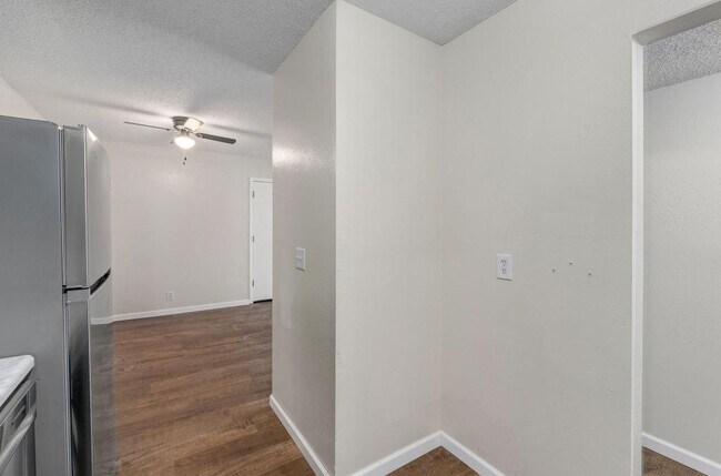 Building Photo - 1221 S Park Ave