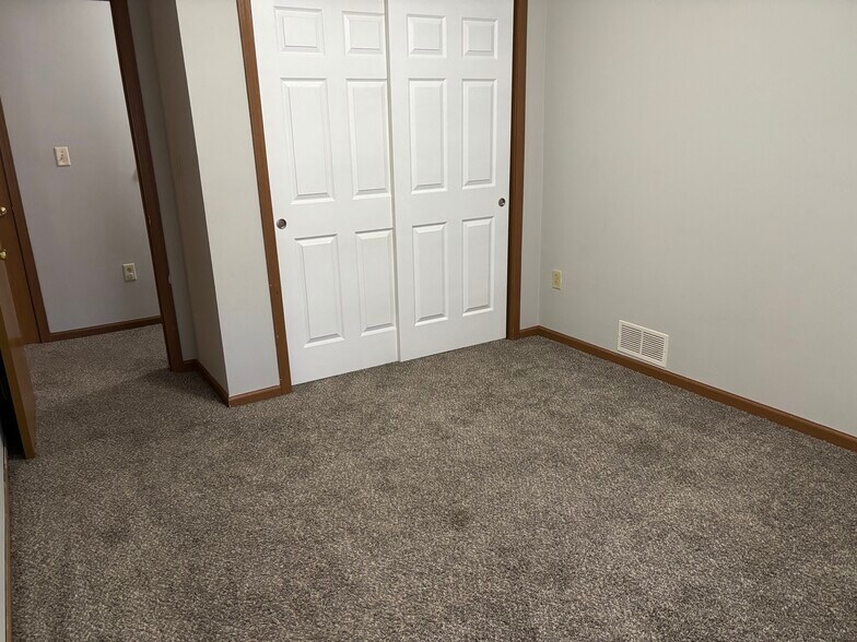 Building Photo - 4937 N River Rd