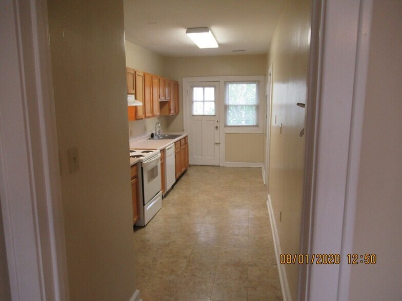 Building Photo - 719 E 7th St