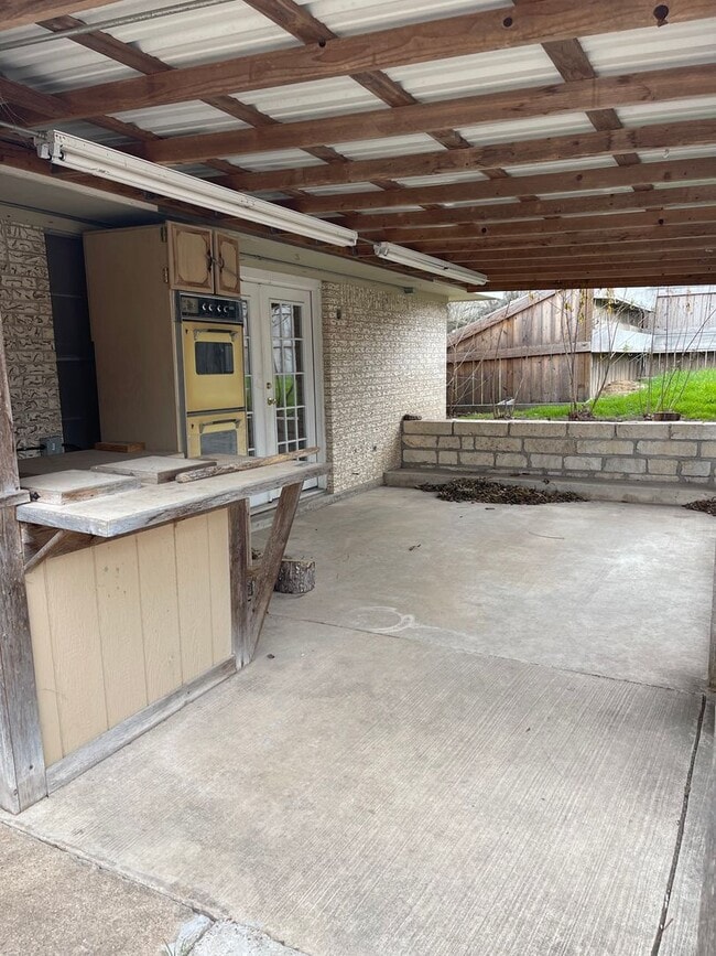 Building Photo - Split level home in West Lampasas