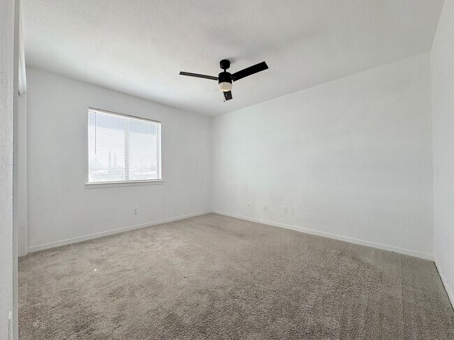 Building Photo - Spacious East El Paso 3bed/2bath!