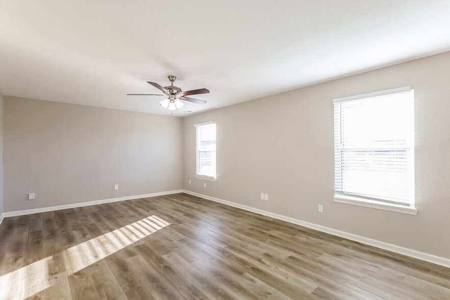 Building Photo - 450 Lake Shore Ct