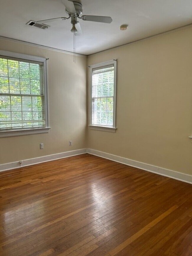 Building Photo - Beautiful Spacious Updated Home In Belhave...