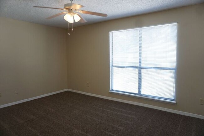 Building Photo - 3 bedroom 2.5 Bathroom townhome with fence...
