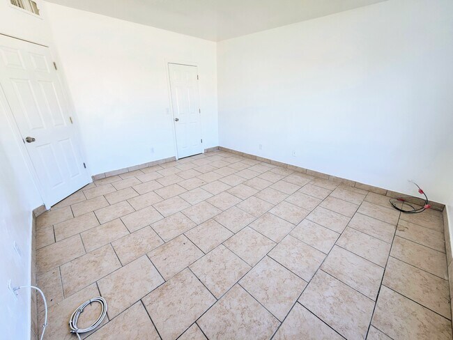 Building Photo - 5983 Avenida Bodega