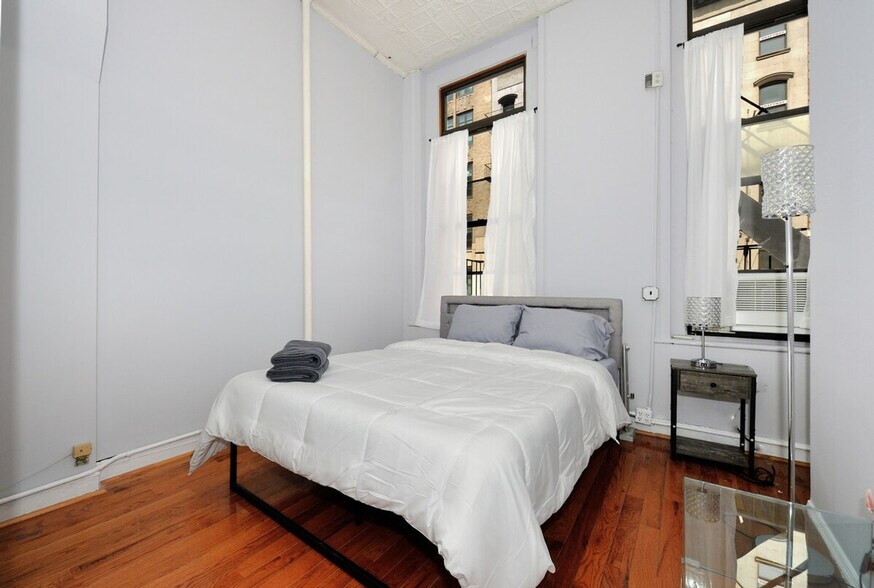 Building Photo - 275 Greenwich St