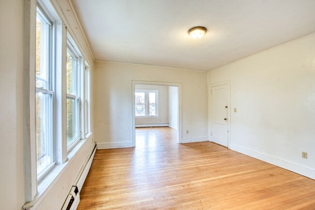 Building Photo - Spacious 3 Bedroom on top floor of 3 family home