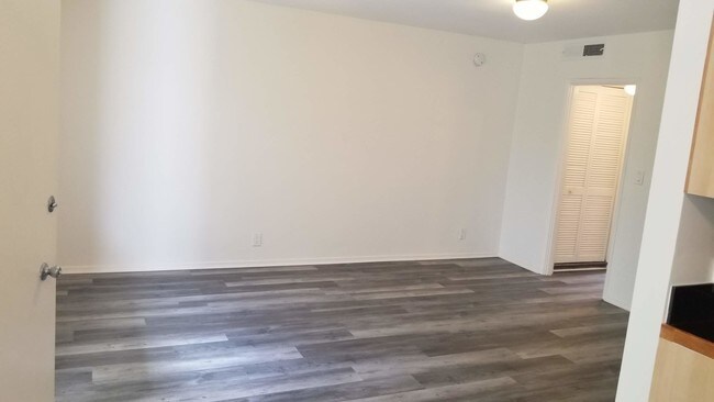 Building Photo - 5302 Comercio Ln