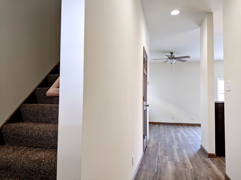 Building Photo - 612 Commercial Dr