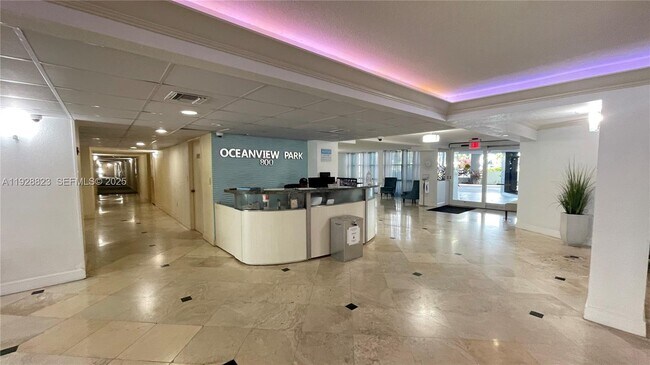 Building Photo - 800 Parkview Dr