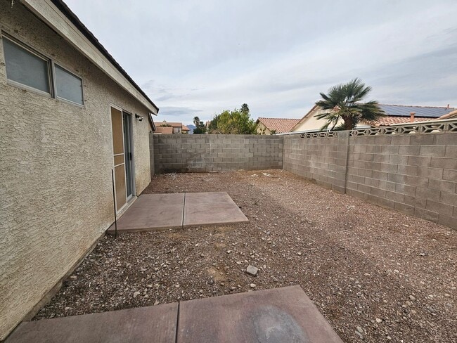Building Photo - Charming Single-Story with Vaulted Ceilings Near Shopping & Freeways
