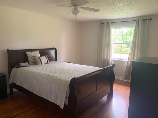 Building Photo - AVAILABLE August 2025! 3 Bedrooms/1 1/2 Ba...