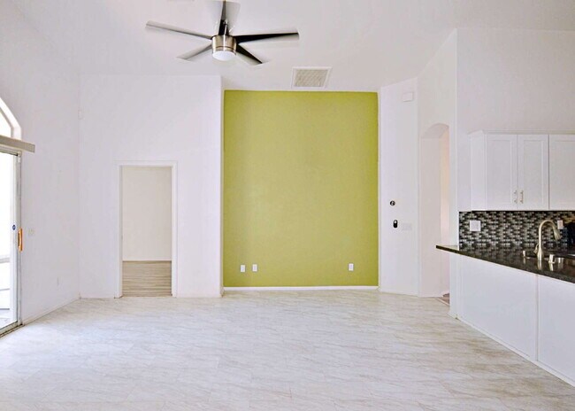 Building Photo - 5/3 Stunner in Cathedral City