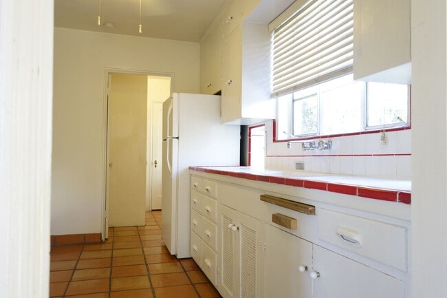 Building Photo - 2 bedroom, 1 bath house with a den in Sam ...