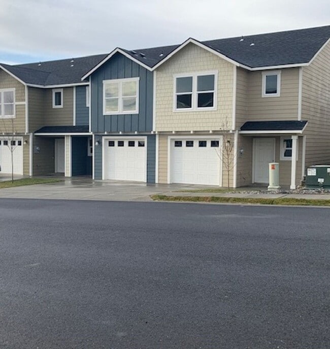 Primary Photo - Whether you just want the extra room or need it for your family, our townhomes are calling!!