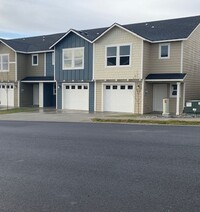 Building Photo - Whether you just want the extra room or need it for your family, our townhomes are calling!!