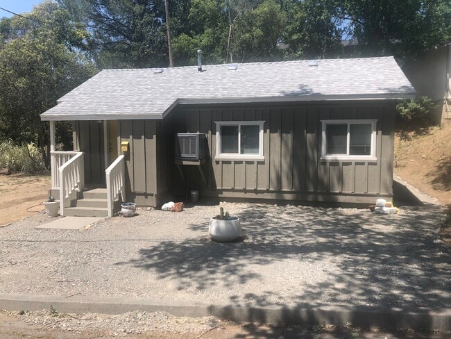 Building Photo - 1246 Oak St