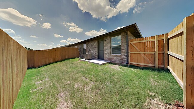 Building Photo - 2 Bedrooms 2 Bathroom 1 Car Garage Duplex Close to Broadway Extension, a short distance from Edmo...