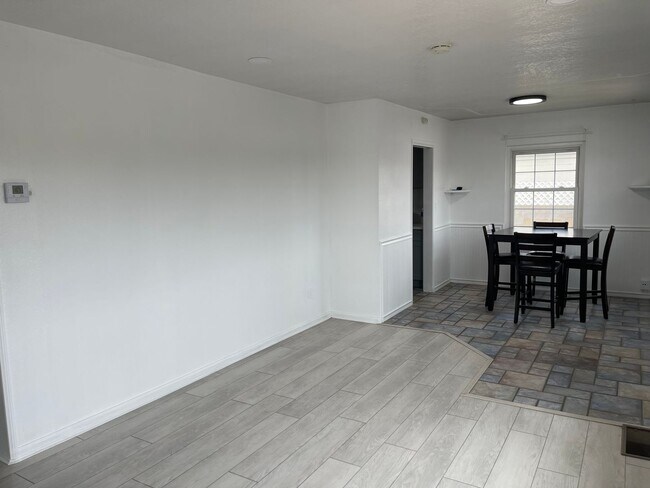 Building Photo - 3 Bed, 2 Bath House, New Kitchen plus 2 Bonus Rooms/Office in La Mesa!