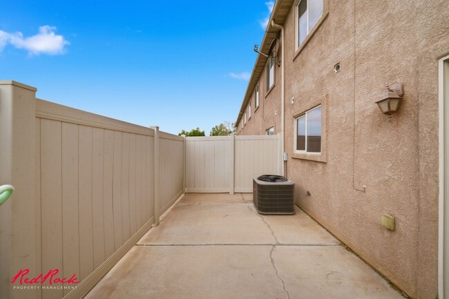 Building Photo - 3 Bedroom Townhome In Great Location!