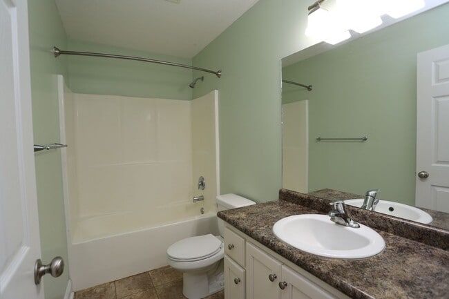 Building Photo - 3 Bedroom House close to Town!