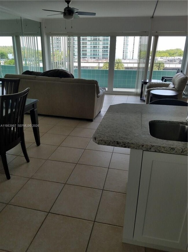 Building Photo - 220 Kings Point Dr