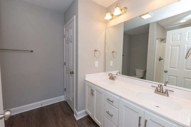 Building Photo - MOVE-IN READY