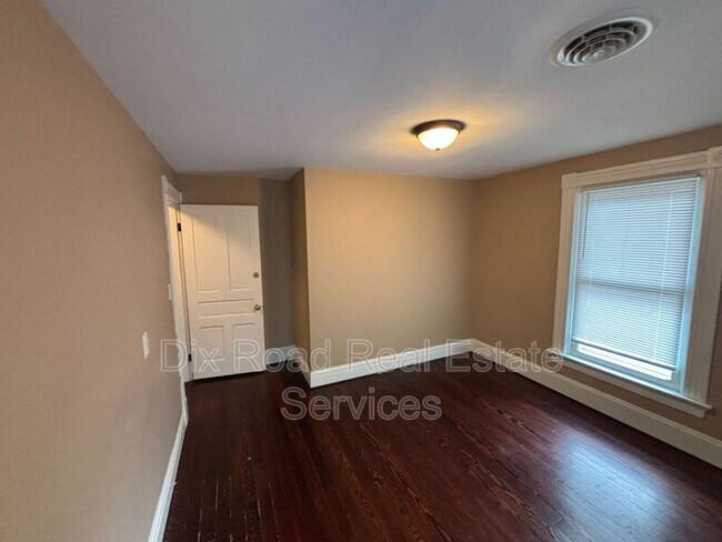 Building Photo - 411 Millikin St
