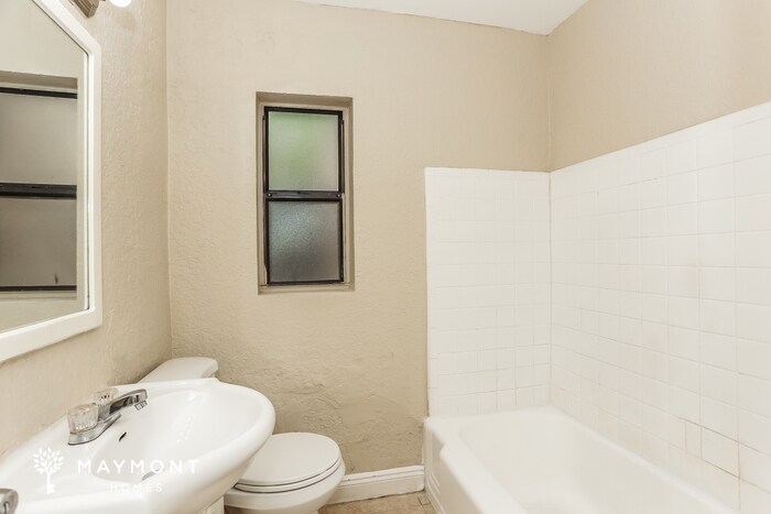 Building Photo - 5453 Oak Forest Dr