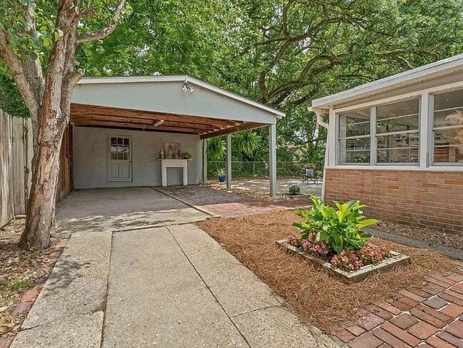 Building Photo - ZeeZee Gardens Cottage