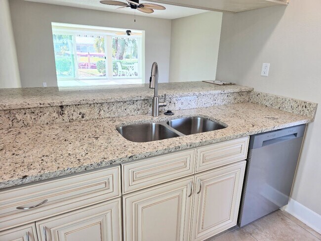 Building Photo - Beautiful 2-bedroom, 2-bath waterfront villa